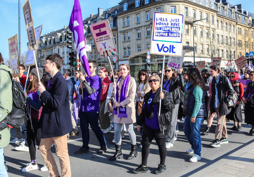 people marching in the women's march. Aurélie Dap and Lara Marwaha in front marching for Volt